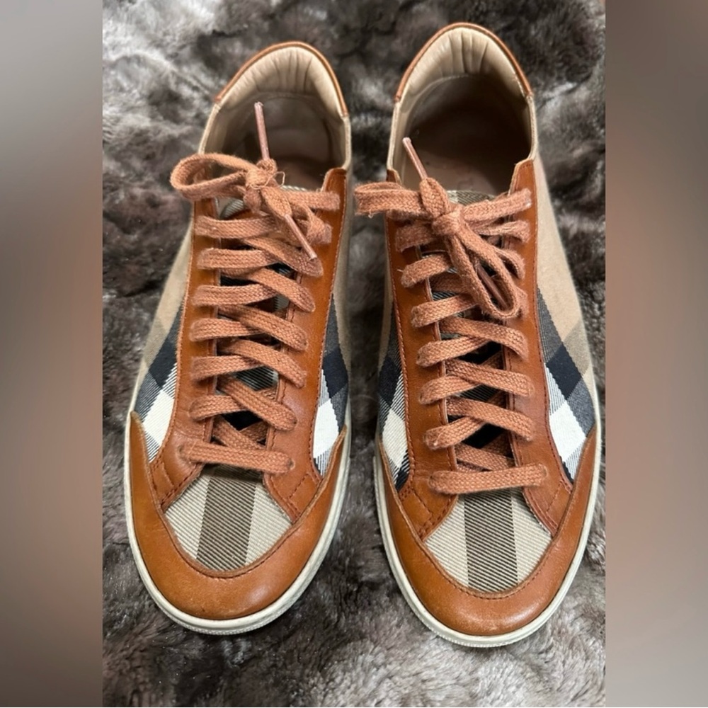 Classic BURBERRY leather and canvas shoes size 8 worn with care.